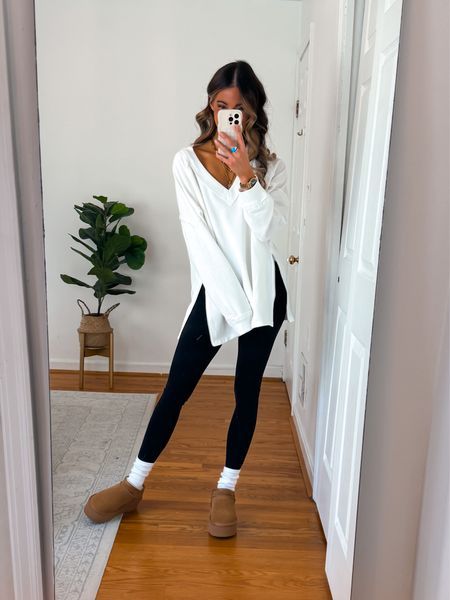 Leggings And Mini Uggs Outfit, How To Style Uggs With Leggings, Ugh Shoes Outfit, Cute Outfits With Ultra Mini Uggs, Black Leggings Uggs Outfit, Ugg And Leggings Outfit, Platform Ugg Outfit Ideas, Ultra Mini Uggs Outfit Leggings, Black Ugg Ultra Mini Outfit