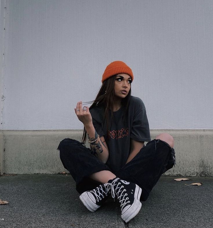 @maddii.nghtmre Poses With Beanie, Red Beanie Outfit Street Styles, Binie Hat Style, Beanie Photoshoot Photo Ideas, Beanie Outfit Baddie, Beanie Outfits For Women, Orange Beanie Outfit, Bennie Outfits, Beanie Outfit Street Style