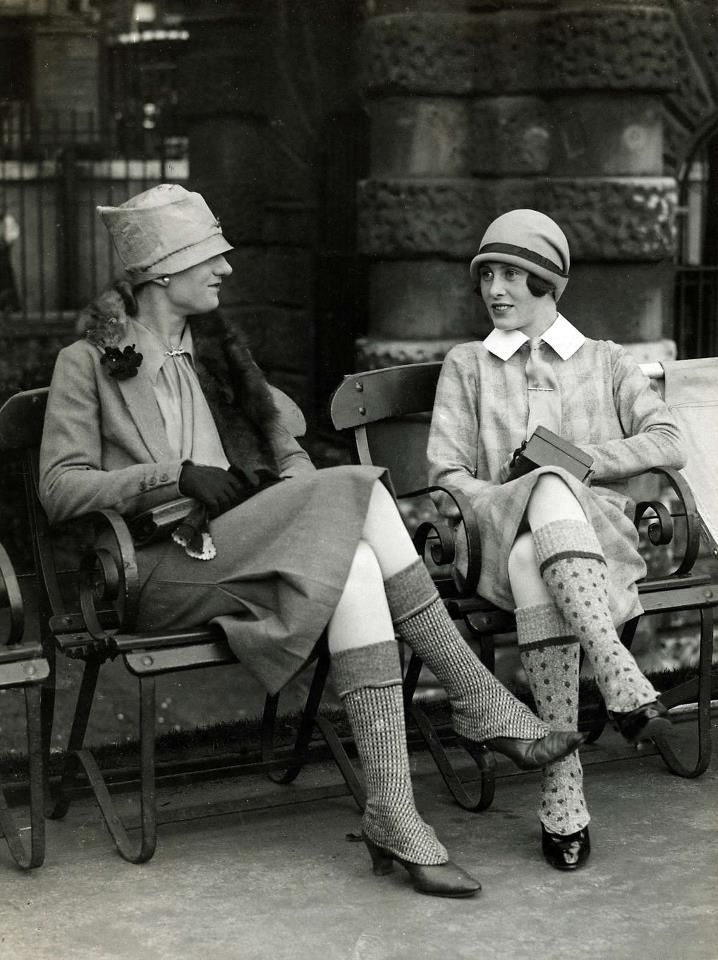 This picture illustrates how spatter dashers would have been worn in the 1920s. The bold patterns create a fashion statement, whilst the woollen yarn facilitates in keeping these ladies warm. Twenties Dress, 1920 Style, Style Année 20, 1920s Women, 1920 Fashion, 50 & Fabulous, 20s Fashion, Retro Mode, Roaring Twenties