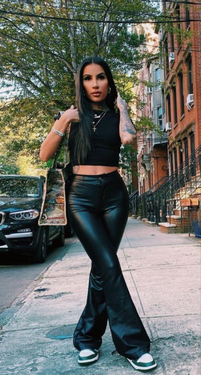 Leather Flare Pants Outfits, Dunk Outfit, Dunks Outfit, Pleather Pants, Leather Pants Outfit, All Black Fashion, Glam Photoshoot, Casual Outfit Inspiration, Pants Outfit Casual