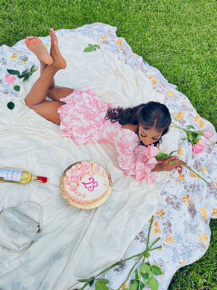 Girl Birthday Photoshooting Outdoor, Outside Birthday, Picnic Photo Shoot, Picnic Pictures, Picnic Photography, Valentine Photo Shoot, Picnic Birthday Party, Cute Birthday Pictures, Birthday Pics