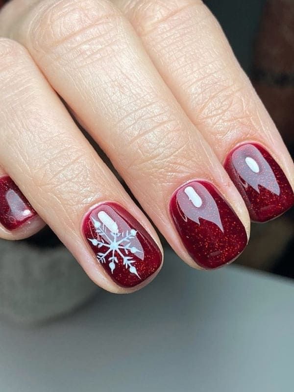 red Christmas nails: snowflake accent Red And Silver Nails, December Nails, Red Christmas Nails, Christmas Nails Easy, Christmas Gel Nails, Snowflake Nails, Red Nail, Shellac Nails, Festival Nails