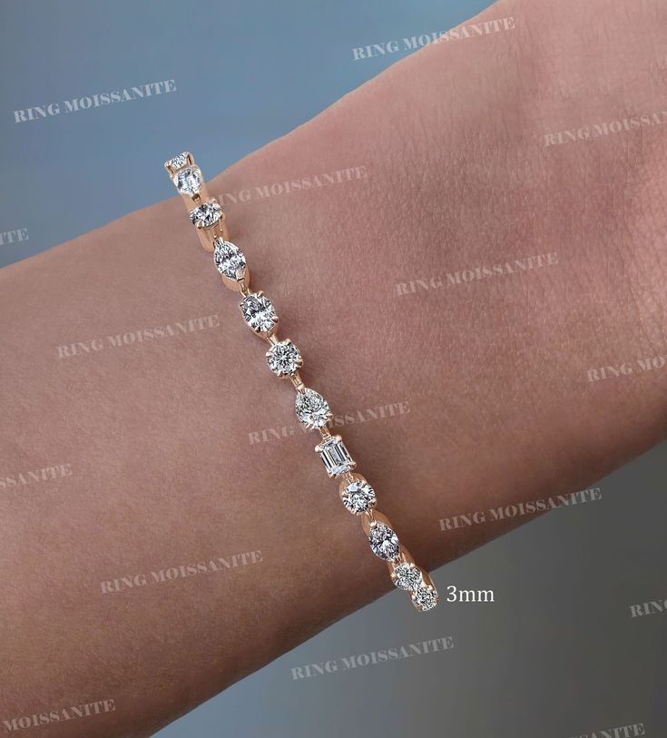 Moissanite tennis bracelet,10k/14k gold bracelet,bezel set Multi shape Moissanite bracelet,lab diamond tennis bracelet,wedding bracelet,women aniversary gift DESCRIPTION  -------------------- *Moissanite Details  →Stone                            :Round,marquise,oval,pear,Emrelad  →Size (mm)                      :3to3*6 →Stone Total CTW          :5.9 to7.7 →Color                              :Colorless →Clarity                            :VVS  *Lab Diamond Details  →Stone Aniversary Gift, Moissanite Bracelet, Diamond Bracelet Design, Plus Size Rings, Diamond Necklace Designs, Bracelet Wedding, Minimal Earrings, Gold Armband, Diamond Tennis Bracelet