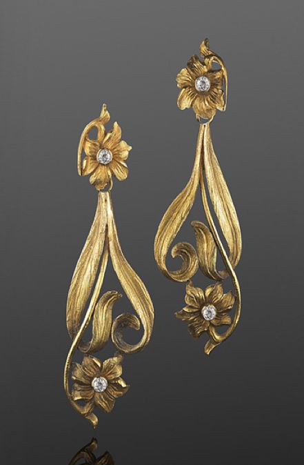 Art Nouveau Yellow Gold and Diamond Flower Motif Pendant Earrings, French, circa 1900  Hand-chased yellow gold flowers and leaves with diamond accents form detachable pendants suspended from floral tops | JV Vintage Jewelry 1920, Bijoux Art Nouveau, Art Nouveau Jewelry, Flower Motif, Deco Jewelry, Diamond Flower, Vintage Jewels, Jewelry Wedding, Art Deco Jewelry