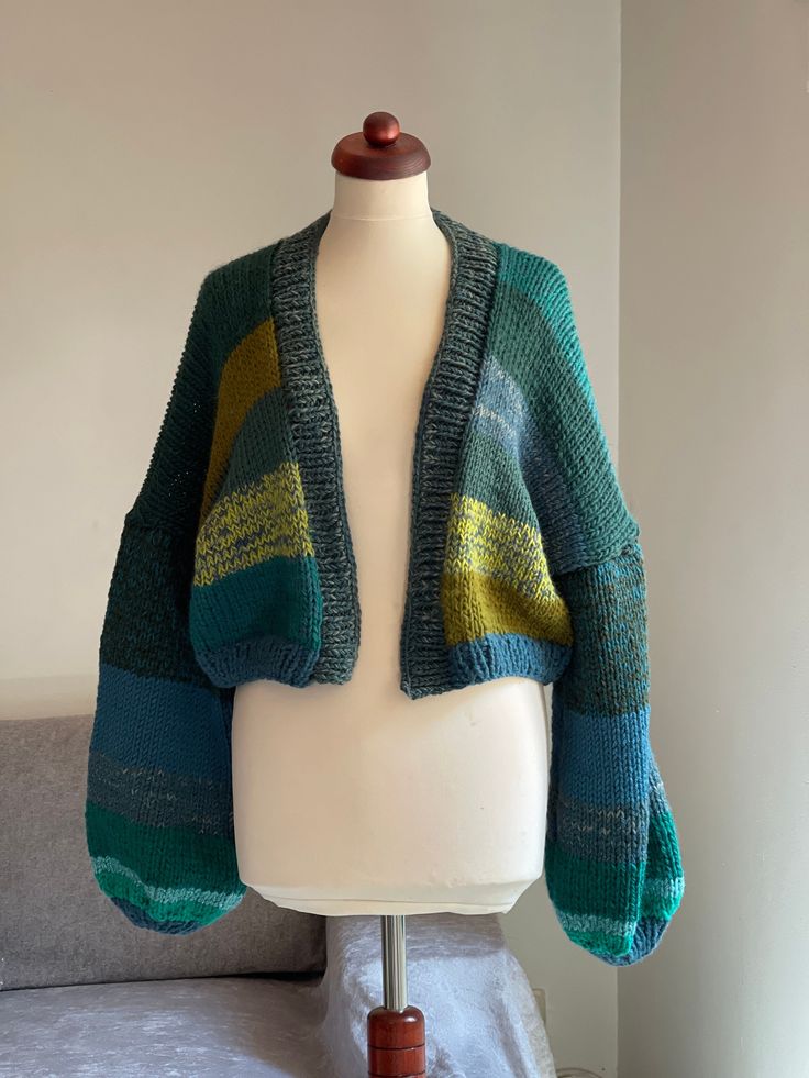 Wunderschöne Handgestrickte Strickjacke in grün Tönen. Einzigartig ! Onesize und super lässig.  Handgefertigt. Material: 50%Schurwolle, 50%Polyacryl. Unikat ! Green Knitted Outerwear For Layering, Casual Knitted Outerwear One Size, Green Knitted Fall Cardigan, Green Knit Cardigan For Fall, Cozy Green Knit Outerwear, Green Knit Cardigan For Layering, Green Knitted Sweater Coat For Fall, Green Soft Knit Cardigan For Layering, One Size Green Long Sleeve Cardigan