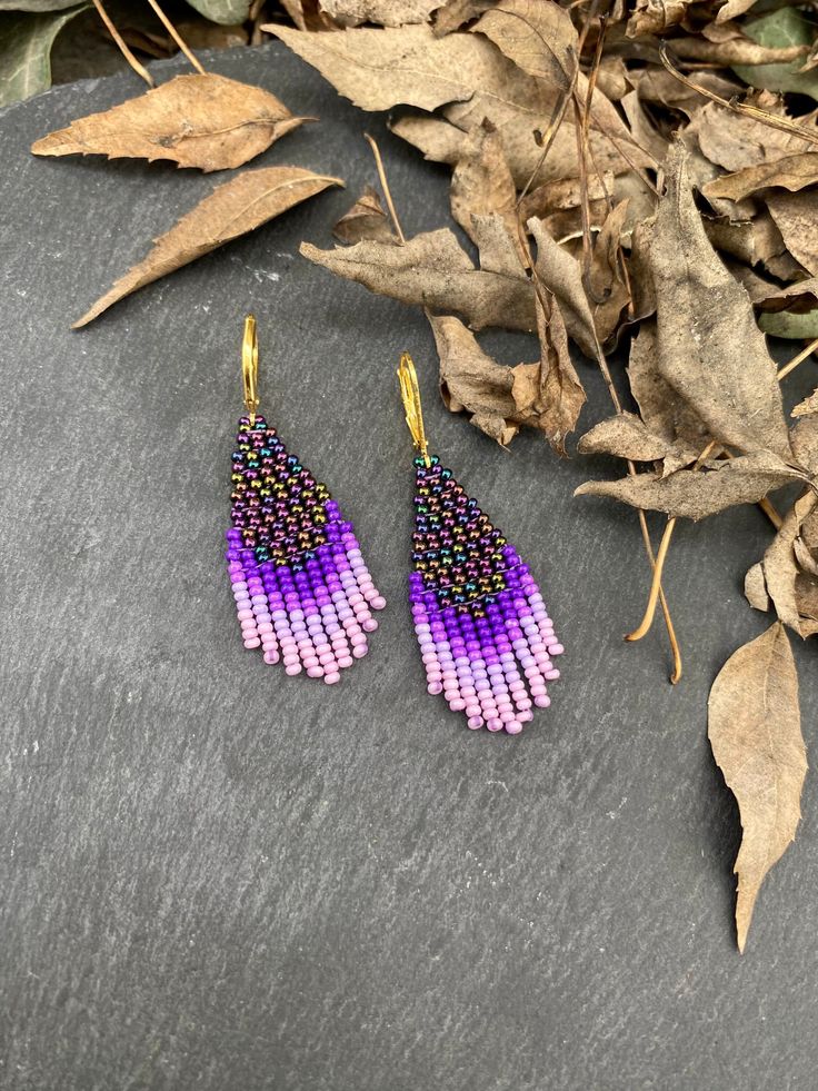 Navy purple pink ombre earrings - Small Beaded earrings - Fringe dangle earrings - Short beaded earrings - Bohemian earrings- Boho chic  ♥𝑇ℎ𝑒 𝑝𝑎𝑡𝑡𝑒𝑟𝑛 𝑜𝑓 𝑡ℎ𝑖𝑠 𝑒𝑎𝑟𝑟𝑖𝑛𝑔 𝑖𝑠 𝑐𝑟𝑒𝑎𝑡𝑒𝑑 𝑏𝑦 𝐾𝑎𝑍𝑒𝐵𝑒𝑎𝑑𝐽𝑒𝑤𝑒𝑙𝑟𝑦 ♥𝑀𝑎𝑑𝑒 𝑢𝑠𝑖𝑛𝑔 𝑓𝑟𝑒𝑒ℎ𝑎𝑛𝑑 𝑏𝑒𝑎𝑑𝑖𝑛𝑔 𝑤𝑜𝑣𝑒𝑛 𝑡𝑒𝑐ℎ𝑛𝑖𝑞𝑢𝑒𝑠 𝑤𝑖𝑡ℎ 𝑠𝑡𝑟𝑜𝑛𝑔 𝑠𝑦𝑛𝑡ℎ𝑒𝑡𝑖𝑐 𝑡ℎ𝑟𝑒𝑎𝑑. ♥𝑇ℎ𝑒 𝑠𝑖𝑧𝑒 𝑜𝑓 𝑡ℎ𝑒 𝑠𝑒𝑒𝑑 𝑏𝑒𝑎𝑑𝑠 𝑢𝑠𝑒𝑑 𝑖𝑠 2 𝑚𝑖𝑙𝑙𝑖𝑚𝑒𝑡𝑒𝑟𝑠 𝑎𝑛𝑑 𝑏𝑒𝑎𝑑𝑠 𝑎𝑟𝑒 ℎ𝑖𝑔ℎ 𝑞𝑢𝑎𝑙𝑖𝑓𝑖𝑒𝑑. ♥𝐴𝑙𝑙 𝑡ℎ𝑒 ℎ𝑜𝑜𝑘𝑠 𝑢𝑠𝑒𝑑 𝑖𝑛 𝑜𝑢𝑟 𝑗𝑒𝑤𝑒𝑙𝑟𝑦 𝑎𝑟𝑒 24 𝑘 𝑔𝑜𝑙𝑑 𝑝𝑙𝑎𝑡𝑒𝑑 𝑎𝑛𝑑 ℎ𝑦𝑝𝑜𝑎𝑙𝑙𝑒𝑟𝑔𝑒𝑛𝑖𝑐. ♥𝑇ℎ𝑒𝑠𝑒 𝑎𝑟𝑒 𝑣𝑒𝑟𝑦 𝑙𝑖𝑔ℎ𝑡 𝑒𝑎𝑟𝑟𝑖𝑛𝑔𝑠 𝑡ℎ𝑎𝑡 𝑦𝑜𝑢 𝑐𝑎𝑛 𝑤𝑒𝑎𝑟 𝑎𝑙𝑙 𝑑𝑎𝑦 𝑤𝑖𝑡ℎ𝑜𝑢𝑡 ℎ𝑢𝑟𝑡𝑖𝑛𝑔 𝑦𝑜𝑢𝑟 𝑒𝑎𝑟! The only Purple Long Drop Earrings With Ear Wire, Purple Beaded Dangle Earrings, Purple Dangle Earrings With Beads, Bohemian Purple Chandelier Earrings With Ear Wire, Purple Dangle Beaded Earrings, Purple Dangle Earrings With Ear Wire, Purple Teardrop Beaded Earrings With Dangling Beads, Purple Drop Earrings With Dangling Beads, Small Fringe Earrings