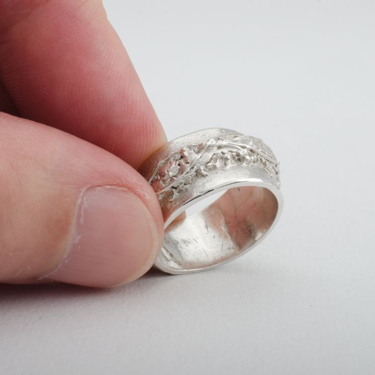 Cette bague en argent "Fiji" est fabriquée à la main en argent fin .999 (argent pur à 99,9%). Cette pièce unique est entièrement moulée à la main, selon la technique de la pâte d'argent. 
 
 Le style de cette bague s'inspire de la beauté des incroyables récifs coralliens du monde. 
 Taille de la bague: 7.5 (Il s'agit d'une création unique. Une seule taille disponible. Je ne peux pas ajuster la taille de la bague.) 
  Qu'est-ce que l'argent fin .999?  
 L'argent fin .999, également appelé pâte d Artisan Hand Cast Silver Rings, Artisan Sterling Silver Engraved Hallmarked Ring, Hand Cast Sterling Silver Engraved Ring, Silver Hand Cast Engraved Ring For Promise, Hand Cast Silver Rings For Anniversary, Hand Cast Silver Jewelry For Anniversary, Hand Cast Engraved Silver Sterling Ring, Hand Cast Engraved Sterling Silver Ring, Hand-cast Engraved Sterling Silver Ring