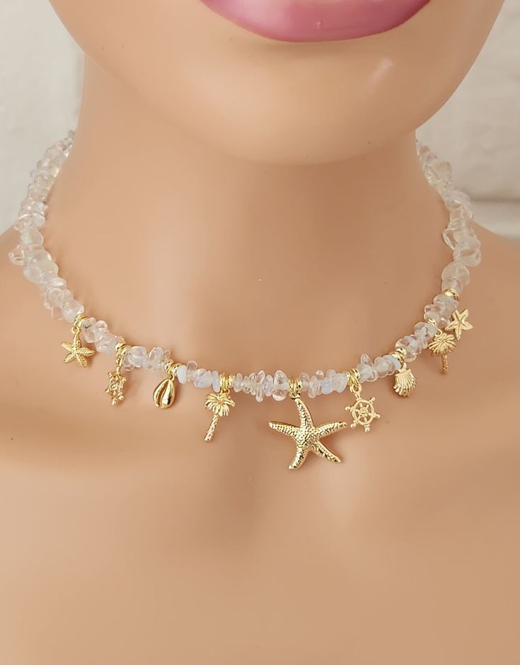 Explora el encanto del verano con nuestro Collar de Cristal de Cuarzo diseñado para las amantes del mar y la moda bohemia. Este Collar de Dijes de Playa es una pieza única que captura la esencia del estilo surfista, con una combinación de cristales de cuarzo y encantadores dijes inspirados en el océano.  Perfecto para usar a diario, este collar multi dijes es un accesorio versátil que complementa cualquier look veraniego. El diseño boho y los encantos de playa hacen de este collar una pieza de j Dainty Resizable Jewelry For Beach, Beach Jewelry With Charms In Ocean-inspired Style, Ocean-inspired Adjustable Charm Necklace Gift, Ocean-inspired Jewelry With Charms For Beach, Ocean-inspired Beach Jewelry With Charms, Bohemian Charm Necklaces With Starfish Charm For Beach, Beach Jewelry With Charms, Beach Charms Jewelry, Bohemian Starfish Charm Necklace For Beach