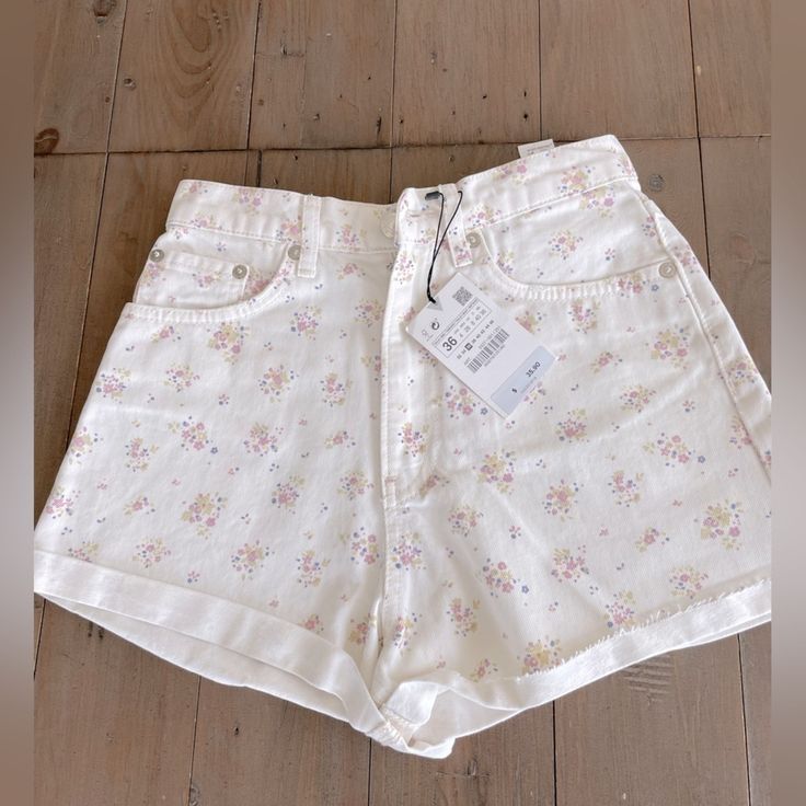 Cute Zara Floral Jean Shorts Hi-Rise Nwt Size 4 Fits Small, Fits More Like A Size Xs White Cotton Bottoms For Spring, Chic Cream Floral Print Bottoms, Feminine Fitted Cotton Shorts, Fitted Feminine Cotton Shorts, Spring High Waist Cotton Shorts, White Relaxed Fit High-waisted Shorts, White Relaxed Fit Jean Shorts For Summer, Chic White Floral Print Shorts, Spring Floral Print Cotton Jean Shorts