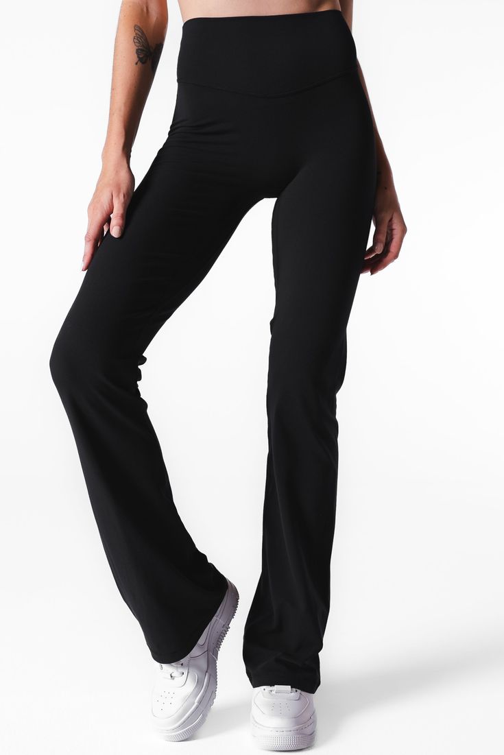 Our Cloud II Foldover Trouser is designed for the ultimate comfort whether you are enjoying your workout of the day or stopping by your favorite coffee shop. This pant offers medium support and compression to accentuate your assets. Full-length Sweat-resistant Yoga Pants For Sports, Functional Elastane Pants For Gym, Functional Elastane Gym Pants, Compressive Full-length Running Bottoms, Sweat Resistant Solid Gym Bottoms, Solid Sweat-resistant Gym Bottoms, Sweat Resistant Gym Bottoms, Breathable Micro-elastic Workout Bottoms, Breathable Full-length Bottoms For Workout