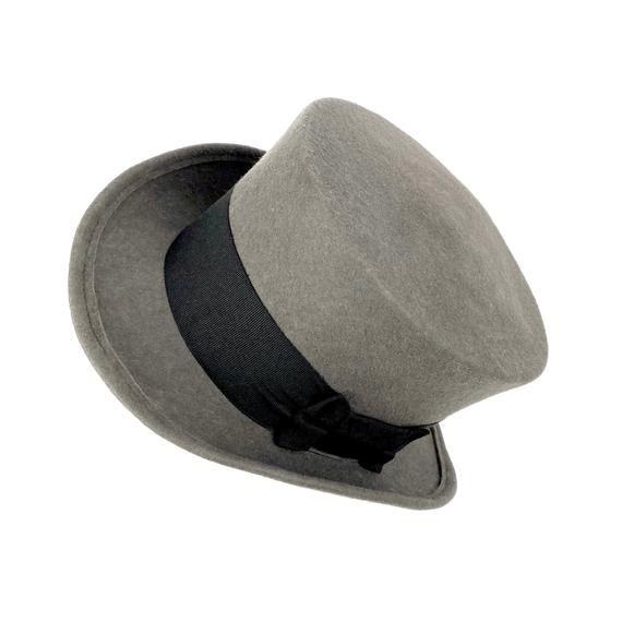 Edwardian top hat made of gray wool felt in short crown and embellished with a 50 milimeters wide black grosgrain ribbon. Topper wool felt  hat ideal for everyday and special occasions such as weddings, cocktails or parties. For man and woman.You can make your hat with your favorite color by choosing it from my Wool felt color card.Measurements in centimeters are 32 x 27. Crown height 11. Brim length 6. These measurements may have some slight variation depending on the size of the hat.The end of Classic Gray Brimmed Hat, Classic Gray Hat With Short Brim, Classic Gray Fedora With Curved Brim, Classic Gray Fedora Hat, Classic Gray Flat Brim Hat, Classic Gray Hat Bands With Flat Brim, Classic Fitted Gray Fedora, Classic Gray Flat Brim Hat Band, Classic Gray Fedora