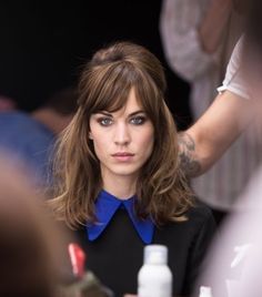 Alexa Chung - half up beehive do Alexa Chung Haircut, Alexa Chung Hair, Box Braids Styling, Hair Done, Fringe Hairstyles, Alex Turner, Medium Hair Cuts, Alexa Chung, Wedding Hair And Makeup