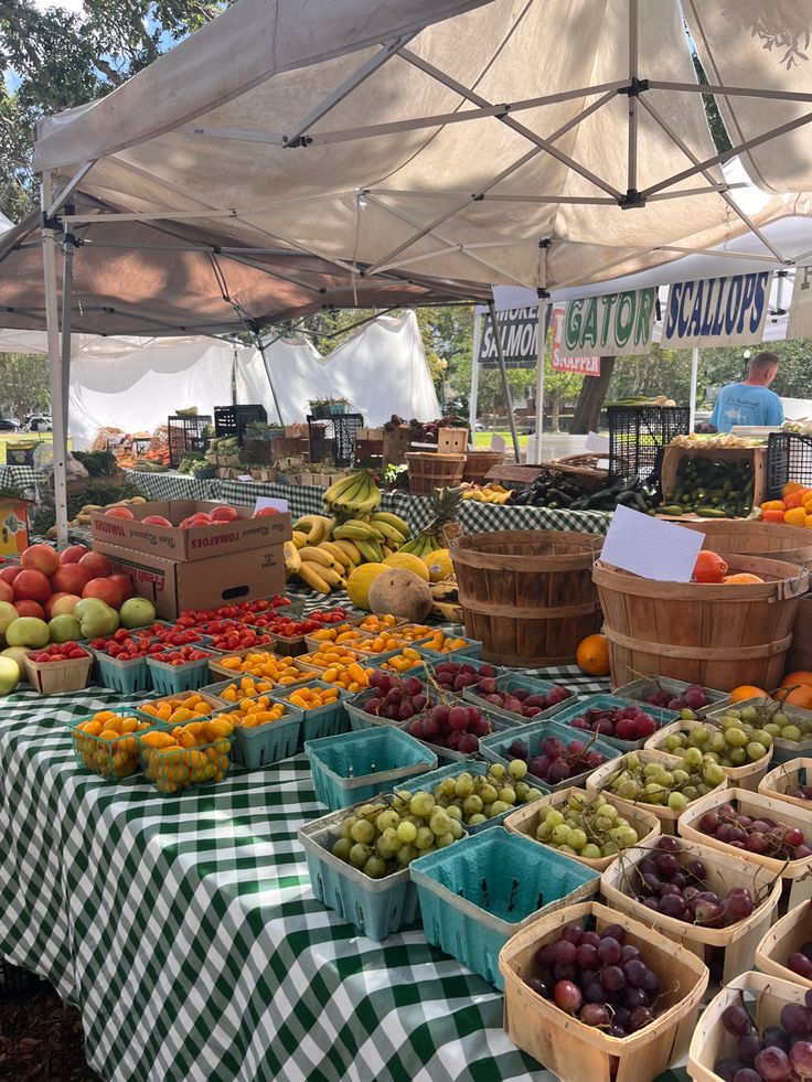 farmers market, fruits and veggies Farmers Market New York, Spring Summer Vibes Aesthetic, Fruits Summer Aesthetic, Farmers Market Fruit Aesthetic, Farmers Market Vision Board, Downtown Market Aesthetic, Food Markets Aesthetic, Produce Stand Aesthetic, Fresh Food Market Aesthetic