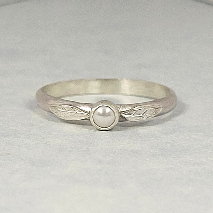 sterling silver pearl leaf ring Wedding Rings Engagement Simple Silver, Natural Stone Engagement Ring Silver, Alternative Silver Engagement Rings, Silver Vintage Ring, Vintage Wedding Rings Antique Silver, Dainty Silver Wedding Ring, Silver Engagement Rings Simple Unique, Unique Wedding Ring Silver, Boho Engagement Ring Silver