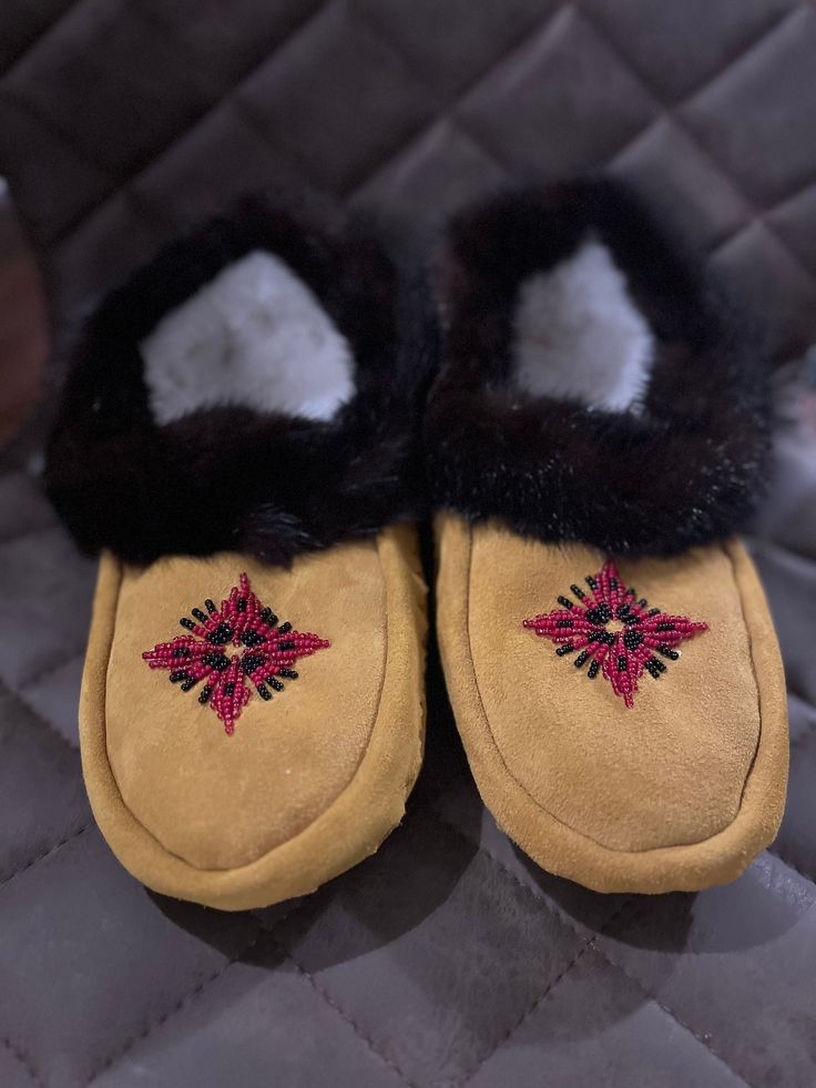 Moccasins are handmade with genuine suede leather and fur. All materials used are of quality.  All of my items are made by a family of Manitoba Metis women who take pride in creating beautiful pieces while honoring their culture. Handmade Moccasins Slippers with unique bead pattern size 7.5 Woman True Fit  US/CA Natural Mink Fur Trim Handmade Moccasins, Amazing Food Hacks, Moccasin Slippers, Beadwork Designs, Size 10 Women, Moccasins Slippers, Bead Pattern, Mink Fur, Amazing Food