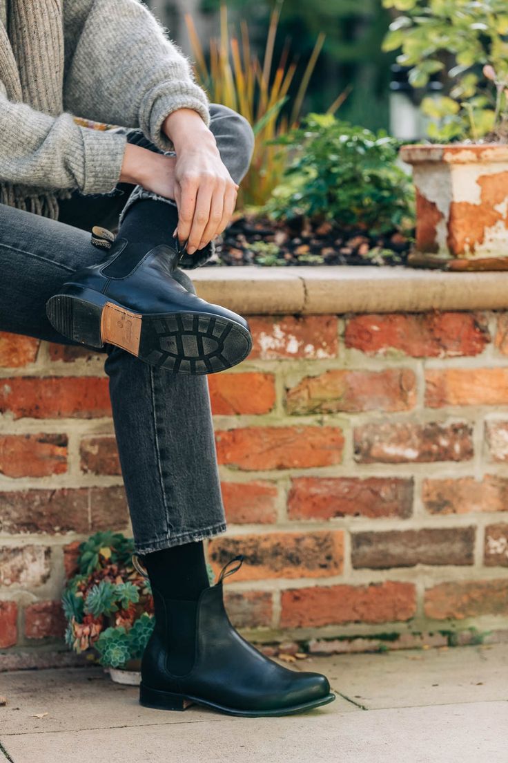 The beautifully crafted #153 women’s heritage boot showcases our hallmark aesthetics with premium craftsmanship for a fresh and feminine statement look. Made on a bespoke women's last, and featuring a Goodyear welt, the design fits snugly to the wearers foot creating a sleek modern silhouette. Blundstone Styling, Chelsea Boot Outfit, Chelsea Boots Black, Blundstone Boots, Gardening Outfit, Leather Chelsea Boots, Waterproof Boots, Boots Outfit, Casual Boots