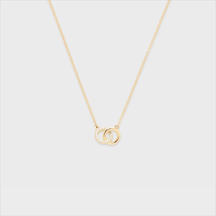 Little sister of The Links, this necklace is perfect for gifting to yourself or a loved one for a great everyday look! Circle Chain, Sister Necklace, Cvd Diamond, Minimalist Necklace, Fine Jewellery Necklace, Pretty Jewellery, Link Necklace, Little Sisters, 10k Gold