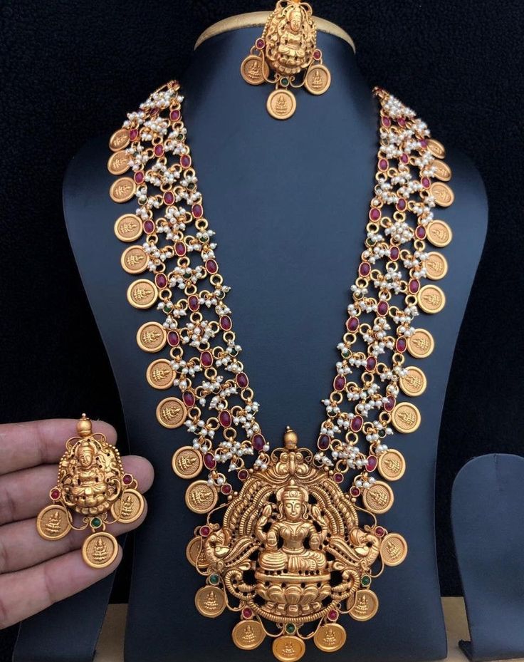 Materials Kemp stones, Brass Ethnic temple jewelry guttapasalu set. Bridal Jewels, Gold Jewelry Outfits, Fancy Jewelry Necklace, Temple Jewelry, Antique Bridal Jewelry, Indian Temple, Gold Wedding Jewelry, Indian Jewellery Design, Antique Gold Jewelry