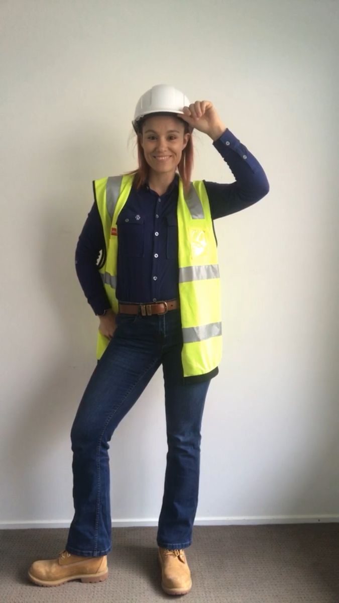 Construction workwear Construction Attire For Women, Woman Engineer Outfit, Women Construction Outfit Style, Architect Outfit Women Construction, Construction Outfit Women, Engineer Outfit Women, Women In Construction Outfits, Engineering Outfit, Engineer Outfit