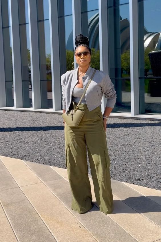 Cargo Pants And Button Down Shirt, Olive Green Wide Leg Pants Outfit, Green Pants Outfit Fall, Green Khaki Pants Outfit, Trendy Cargo Pants Outfit, Olive Green Cargo Pants Outfit, Wide Leg Pants Outfit Fall, Wide Leg Cargo Pants Outfit, Wide Leg Pants Outfit Casual