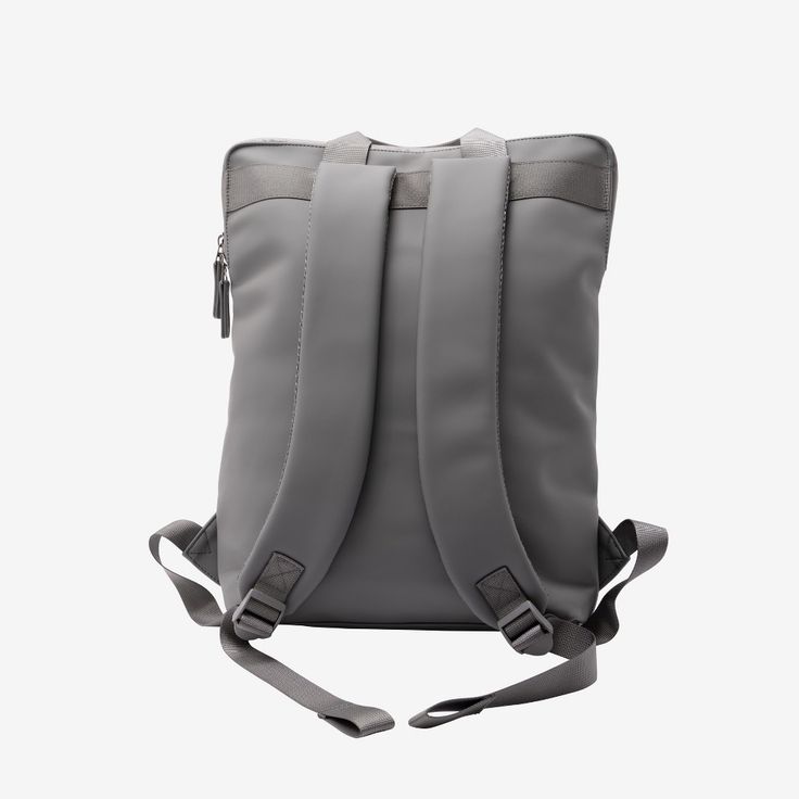 the back view of a backpack with straps on it, showing the front pocket and shoulder strap