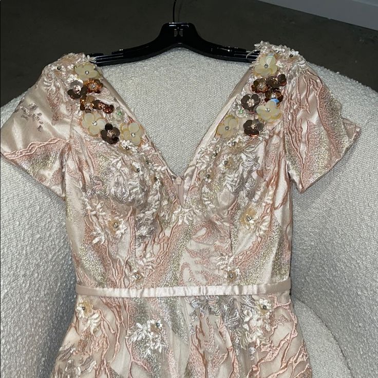 Stunning Pink And Gold W Floral Appliqu Size 4 Nwt , Never Worn Purchased Directly From Vendor (Online) Saks Carries This Designer Pink V-neck Cocktail Evening Dress, Champagne Short Sleeve Dress For Wedding, Champagne Short Sleeve Wedding Dress, Luxury Floral Embellished Fitted Dresses, Pink Short-sleeved Evening Dress For Wedding, Pink Short Sleeve Evening Dress For Wedding, Luxury Embellished Pink Dress, Pink Floral Embellished Evening Dress, Short Sleeve Embellished Dress For Wedding