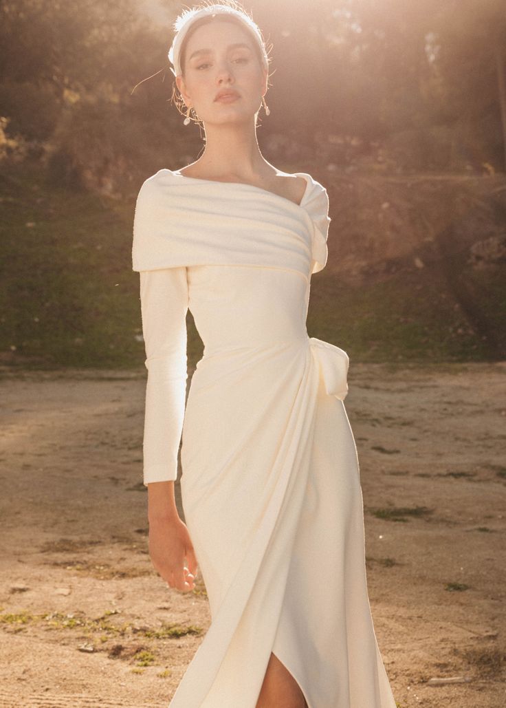 Asymmetric wedding dress.

Platalea wedding dress, ideal for original brides and faithful to the most avant-garde style. For them, we have specially made this model with the greatest possible delicacy. Its lines create a sophisticated and glamorous asymmetry at the neckline. 

Our Platalea wedding dress has a neckline that delicately envelops the shoulders at the back.

To keep your CHERUBINA wedding dress as it was on the first day, we recommend a professional dry cleaning, following the instructions on the label.



Asymmetric wedding dress

Bias cut neck

Tight long sleeve

front opening

Wrap skirt tied on the side with a delicate bow

Asymmetric length with tail

Front skirt: 1.15cm

Tail: 1.5m

stretch knit fabric

 Composition 68% rayon, 27% polyester, 5% spandex

Cherubina exclusi Asymmetrical Wedding Dress, Two Piece Wedding Dress, Dresses Elegant, Online Wedding Dress, Classy Dress, Bridal Collection, Wedding Gown, Bride Dress, Classy Outfits