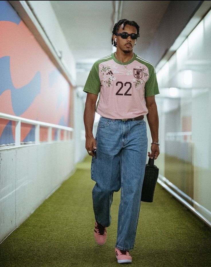 Outlander Magazine on X Jules Kounde, Football Jersey Outfit, Jersey Fashion, Shirt Outfit Men, Outfit Retro, Soccer Outfit, Retro Football Shirts, Football Fashion, Street Fashion Men Streetwear