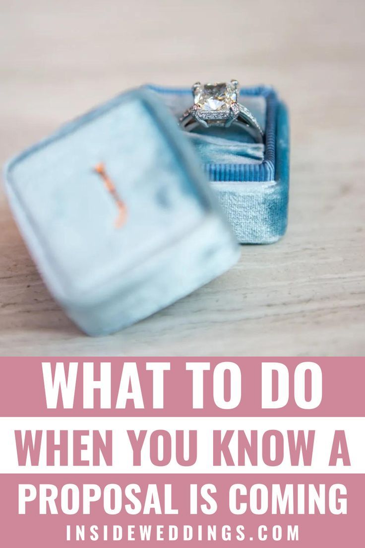 an engagement ring with the words, what to do when you know a proposing is coming