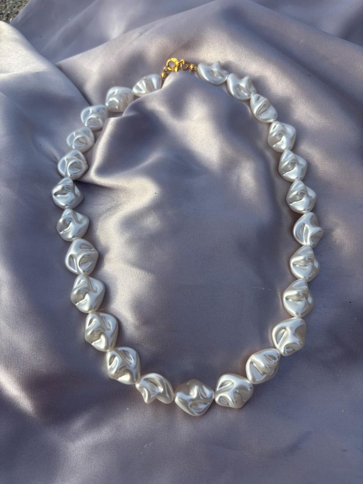 Our baroque pearl necklace is a unique, handcrafted piece that is designed to be cherished for years. With its timeless elegance, this necklace can be passed down from generation to generation. The necklace measures 45 cm in length, making it perfect for everyday wear or special occasions. Chunky Pearl Necklace, Chunky Pearls, Statement Choker, Statement Choker Necklace, Necklace Chunky, Baroque Pearl Necklace, Baroque Pearls, Timeless Elegance, Necklace Etsy