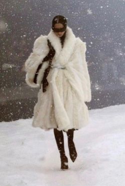 Fur Coat Aesthetic, Russian Clothing, Russian Winter, Russian Fashion, Mode Ootd, Winter Fits, White Fur, Elegantes Outfit, Coat Outfits