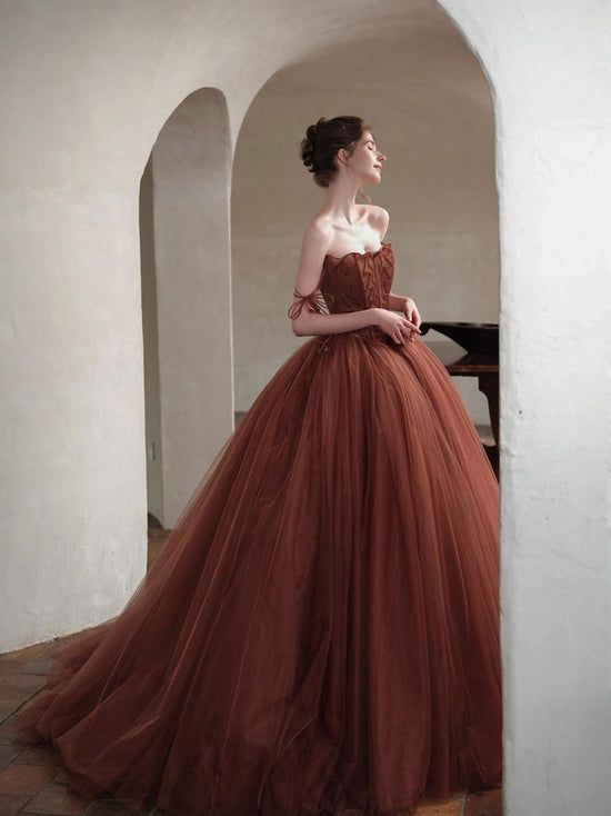 Ball Gown Vintage, Ball Gowns Vintage, Tulle Formal Dress, Debut Gowns, Prom Dress Tulle, Tulle Balls, Bridesmaid Dresses Strapless, Quince Dress, Red Bridesmaids