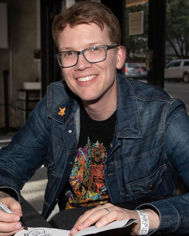 Author and vlogger Hank Green is in 'complete remission' three months after revealing his cancer diagnosis: "Just feeling utterly grateful." Celebrities, Hank Green, Types Of Cancers, John Green, Online Branding, 3 Months, Good News, Medical, Green