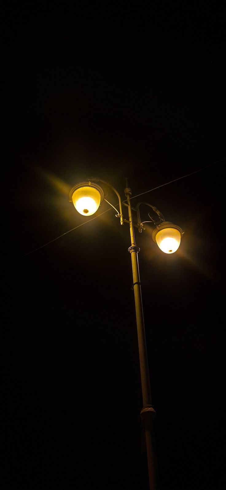 #wallpaper #iphone Light Street Night, Streetlights At Night Aesthetic, Night Street Lamp Wallpaper, Street Lights At Night Wallpaper, Street Lamp Wallpaper Iphone, Light Wallpaper Iphone Aesthetic, Street Light Wallpaper Iphone, Street Light In Fog Wallpaper 4k, Street Lamp In The Fog Wallpaper Iphone