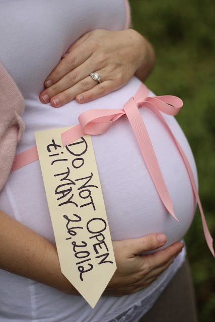 a pregnant woman wearing a pink ribbon around her belly with the words do not want to open on it