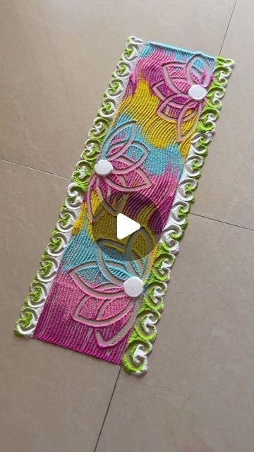 a video demonstrating how to make a crochet rug with yarn and cottons