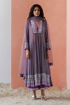 Khatwork Kurti, Anarkali Georgette, Blaise Zabini, Purple Anarkali, Dresses Pattern, Printed Anarkali, Velvet Dress Designs, Embroidered Anarkali, Anarkali Dress Pattern