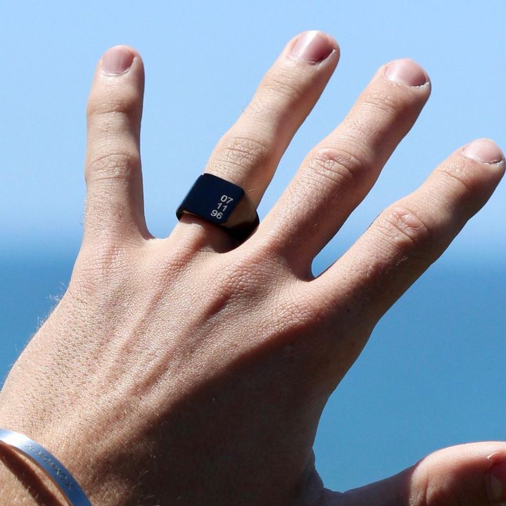 minimalist black ring, dates Black Ring For Men, Mens Black Ring, Antique Gold Rings, Antique Silver Necklace, Black Dating, Antique Silver Rings, Simple Ring, Black Ring, Gold Cuffs