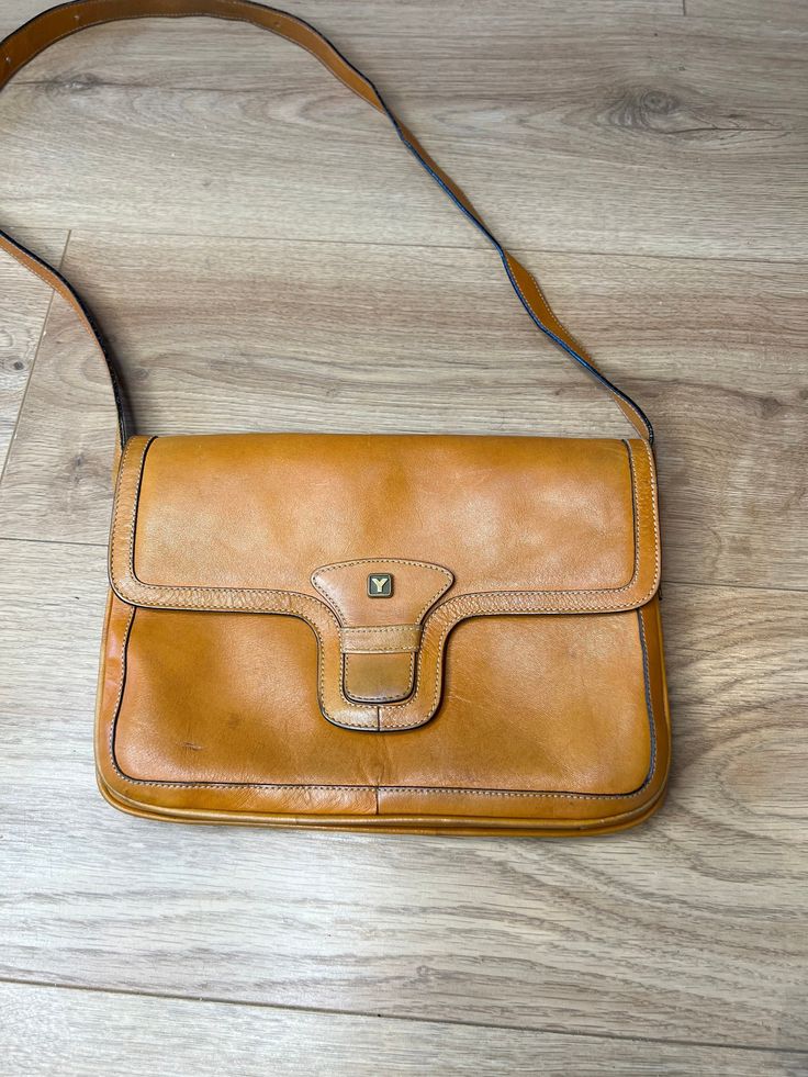 Vintage tan leather handbag, Yorn Boutique handbag,  A vintage Yorn Boutique tan leather handbag. Width - 24cm Length - 18cm Depth - 3cm British Army Uniform, Tan Leather Handbags, Handbag Boutique, Lurex Dress, Gold Evening Dresses, Cowboys Shirt, Vintage Burberry, Small Photos, Favorite Shirts