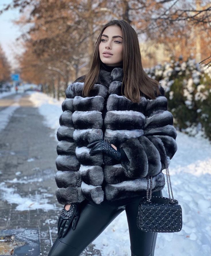 Leather Driving Gloves Women, Chinchilla Fur Coat, Chinchilla Coat, Girls Fur Coat, Fur Coat Outfit, Sable Fur Coat, White Women Dresses, Leather Gloves Women, Chinchilla Fur