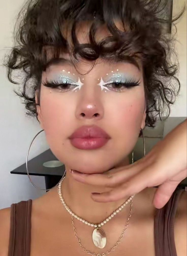 Glass Animals Concert Makeup, Liner Looks Makeup, Easy Unique Makeup Looks, Summer Aesthetic Makeup, Sanpaku Eyes Makeup, Preshower Makeup Ideas, K Pop Makeup Looks, Orange Makeup Ideas, Unique Makeup Looks Creative