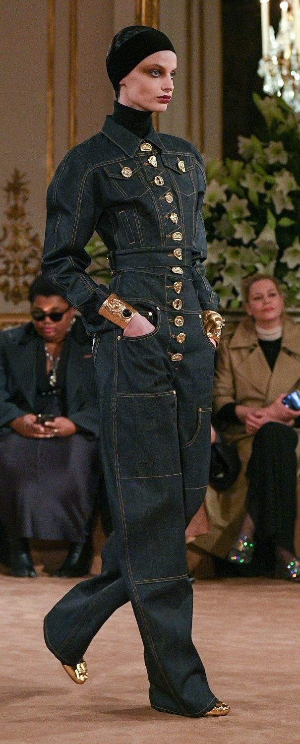 Schiaparelli Blue Dress, Schaperelli Ready To Wear, Schiaparelli Denim, Schiaparelli Ss24, Bollywood Nails, Schiaparelli Ss23, Schaperelli Couture, Schiaparelli Runway, Schiaparelli 2023