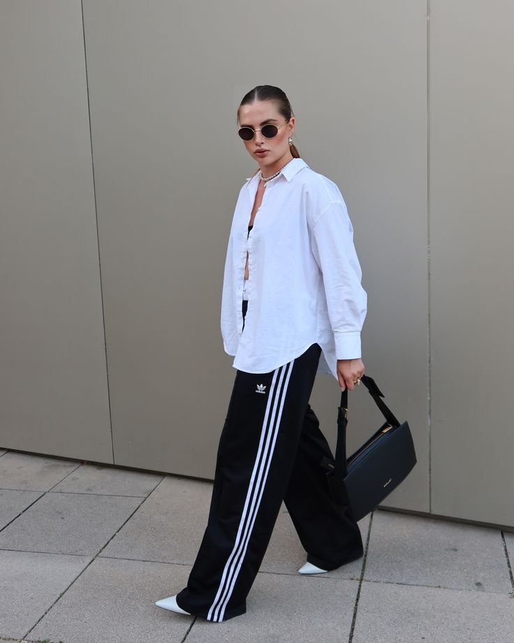 Jogger And Shirt Outfit, Contrast Pants Outfit, Sport Classic Style Outfit, Track Suit Pants Outfits, Athleisure Outfits Office, Wide Leg Adidas Pants Outfit, White And Black Outfits For Women, Sport Casual Outfit Women, Athleisure Outfits 2024