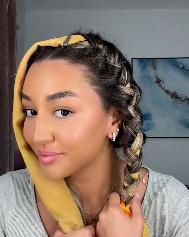 Scarf hair hack | Perfect heatless curls! 😍🙌 | By Tyla | This is the ultimate hair curling hack and all you need is a scarf. Sarah is showing her followers how to achieve next level curls by platting a scarf through her hair. It's time to remove the scarf and just look at the results. Perfect curls that are so easy to achieve. How To Curl Your Hair With A Scarf, How To Curl Hair With Scarf, Heatless Curls Overnight Scarf, Scarf Heatless Curls, Scarf Curls Overnight, Scarf Curls, Bandana Curls, Scarf Wrap Styles, Sock Curls