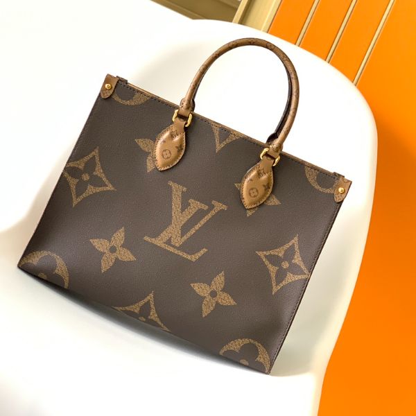 Onthego medium handbags are decorated with classic Monogram canvas and Monogram Reverse canvas on both sides, presenting different styles at will. The Toron's dual handles and shoulder strap allow for a variety of carrying options. 

Detailed features 34.0 x 26.0 x 13.0 cm (LxHxW)