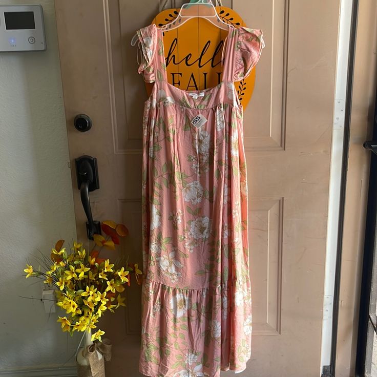 Cute Dress Size Medium, Never Been Worn. Peach Floral Print Sundress Maxi Dress, Peach Floral Print Maxi Sundress, Peach Sundress Maxi Dress, Coral Dress For Spring Brunch, Peach Sundress For Spring, Casual Apricot Maxi Dress, Casual Coral Dress For Vacation, Peach Maxi Dress For Day Out, Peach Sundress For Brunch