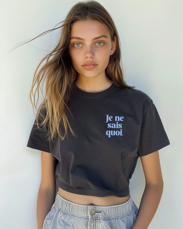 Je Ne Sais Quoi: Too Cool for a Literal Translation. Oversized soft crop tee featuring a Je Ne Sais Quoi blue graphic printed on the front left. Fabrics: 100% soft USA cotton, 6.1 oz Made in: LA Blue Graphic Print Crop Top T-shirt, Blue Cropped T-shirt With Letter Print, Blue Cropped Graphic Tee With Letter Print, Casual Cropped Text Print T-shirt, Blue Graphic Tee Crop Top With Letter Print, Blue Graphic Crop Top T-shirt, Relaxed Fit Graphic Print Crew Neck Cropped Shirt, Graphic Print Relaxed Fit Crew Neck Cropped Shirt, Blue Graphic Tee Crop Top