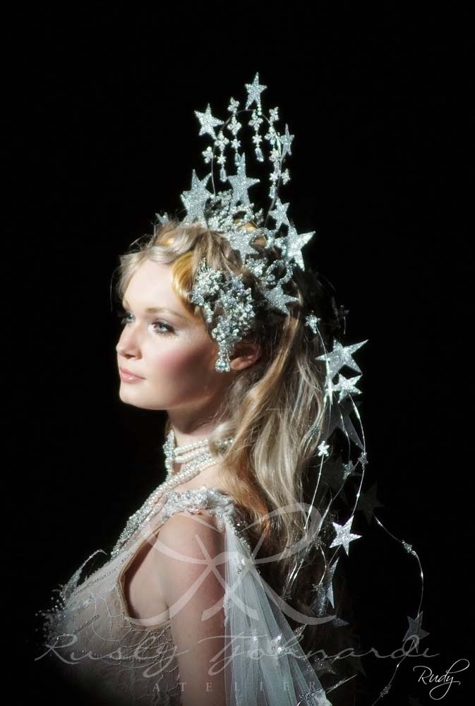 Star crown and gown. Finale Le conte de fées Rusly Tjohnardi Atelier Bridal Collection 2011-2012 North Star Costume, Star Fairy Costume, Celestial Bodies Met Gala, Constellation Costume, Celestial Costume, Celestial Headpiece, Floral Headdress, Star Costume, Cooler Style