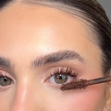 Melis Cifcili on Instagram: "brown mascara over everything 🐻🤎🍂🧸 #brownmascara #ysllashclash #makeuptrends #viralmakeup #mascarahacks" Brown Mascara And Eyeliner, Brown Mascara And Eyeliner Look, Colored Mascara Looks Brown Eyes, Coloured Mascara Brown Eyes, Brown Mascara Aesthetic, Brown Mascara On Brown Eyes, Just Mascara Look, Color Mascara Brown Eyes, Brown Mascara Green Eyes