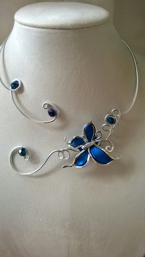 Beautiful butterfly wire choker necklace. Royal Blue Necklace, Aluminum Wire Jewelry, Necklace Royal, Blue Wedding Jewelry, Simple Silver Jewelry, Irish Claddagh, Bijoux Fil Aluminium, Produk Apple, Royal Blue Wedding